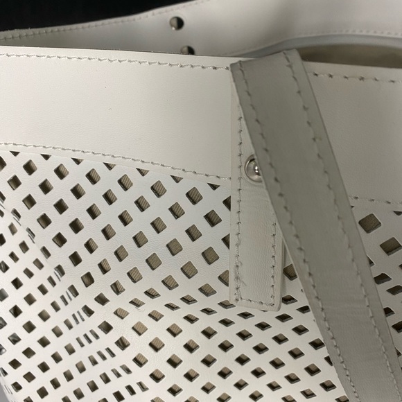 The roomy large leather tote - Picture 12 of 13